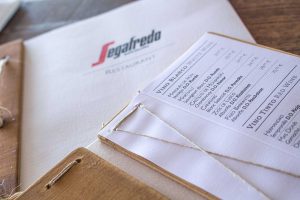 Diseño de carta de comida y vino
